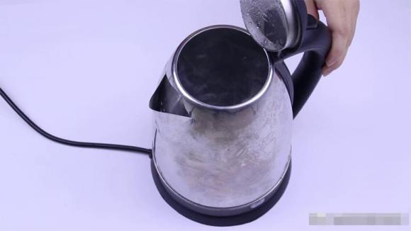 Tại sao dây nguồn của ấm đun nước điện lại ngắn như vậy? Có phải để tiết kiệm tiền không?