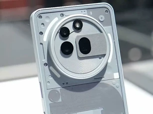 Trên tay đối thủ của iPhone 16e: Thiết kế độc đáo, cấu hình tốt, giá chỉ hơn 8 triệu đồng