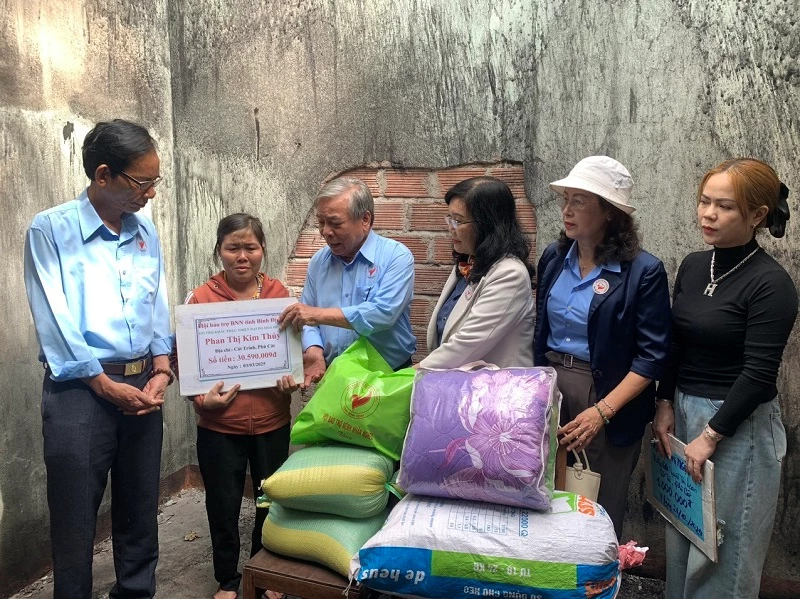 Nguyễn Tấn Hiểu – Chủ tịch Hội Bảo trợ bệnh nhân nghèo tỉnh Bình Địnhhỗ trợ gia đình chị Phan Thị Kim Thủy (xã Cát Trinh, huyện Phù Cát, vừa bị hỏa hoạn gây thiệt hại cháy nhà 