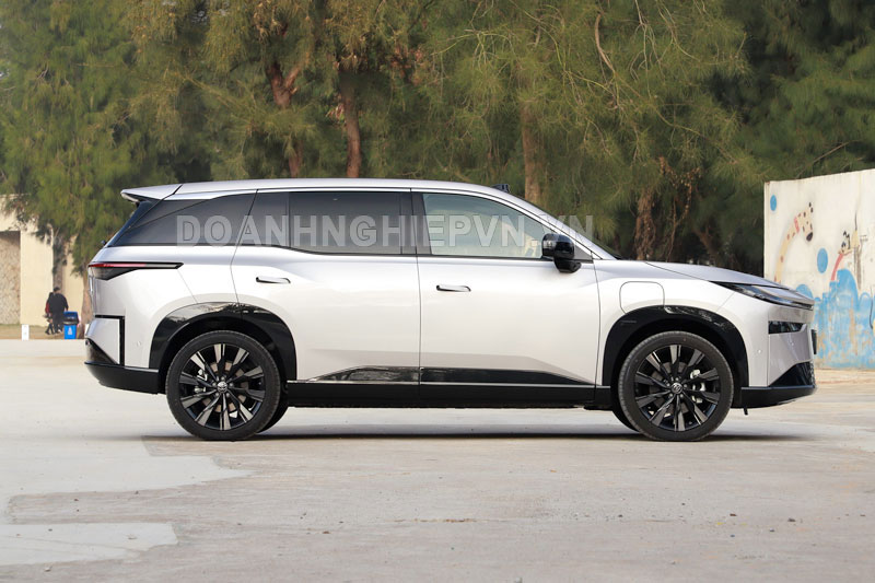 Toyota giới thiệu 'ông vua SUV' giá rẻ: Thiết kế ấn tượng, công suất 224 mã lực,