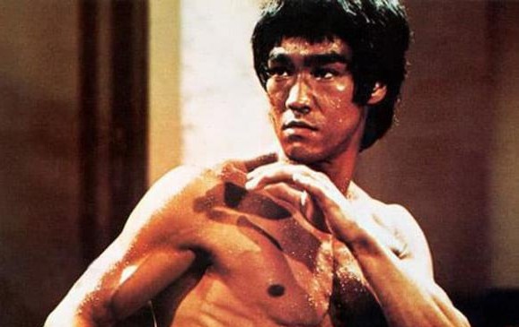 Cái chết của Lý Tiểu Long đã được Diệp Vấn tiên đoán! Chỉ nhìn tư thế đi là biết số 'yểu mệnh'?