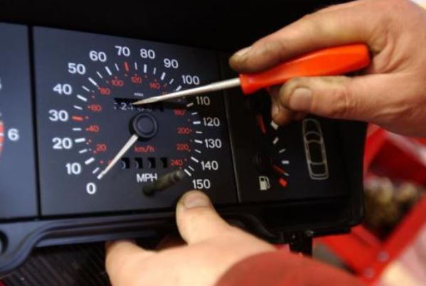 Từ năm 2025, cố ý làm sai lệch chỉ số trên đồng hồ báo quãng đường đã chạy của xe ô tô bị phạt đến 12 triệu đồng?