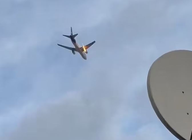 CLIP: 'Ớn lạnh' trước khoảnh khắc máy bay bốc cháy sau khi cất cánh do... chim đâm phải động cơ