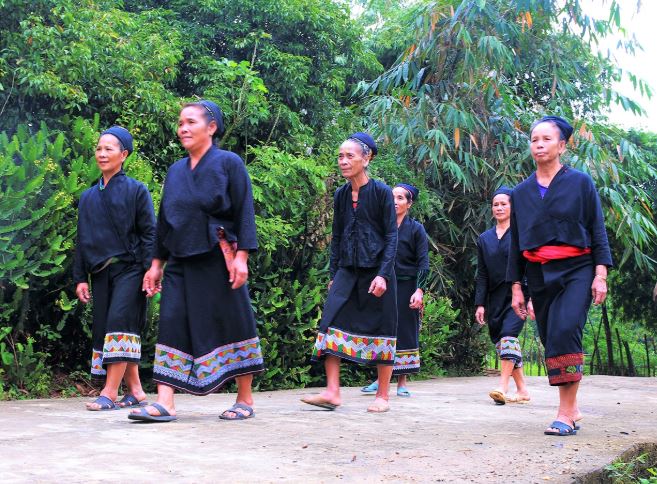 Giải mã bí ẩn về dân tộc ít người nhất Việt Nam: Hiếm người biết tới, phụ nữ muốn sinh con phải tới góc nhà ngồi đẻ