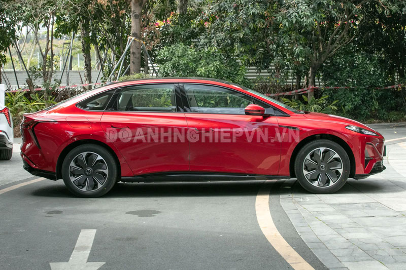 Xe sedan hạng D, công suất 282 mã lực, nội thất sang chảnh, giá ‘hạt dẻ’