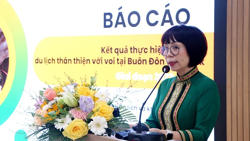 bà Trần Thị Kim Ánh - Giám đốc Chi nhánh du lịch và khách sạn Biệt Điện, báo cáo tại hội thảo.