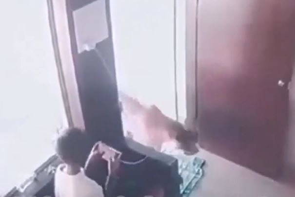 CLIP: Đang ngồi trong phòng chơi game thì bỗng báo hoa mai 'ghé thăm', cậu bé có pha xử lý khiến người xem bội phục