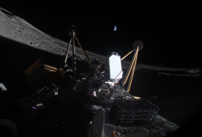 Tàu đổ bộ bị đổ khi thăm dò Mặt Trăng