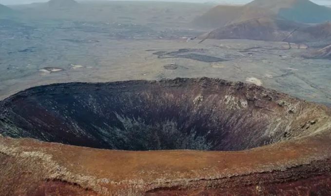 Ph&#xE1;t hi&#x1EC7;n h&#x1ED1; va ch&#x1EA1;m thi&#xEA;n th&#x1EA1;ch l&#xE2;u &#x111;&#x1EDD;i nh&#x1EA5;t Tr&#xE1;i &#x110;&#x1EA5;t