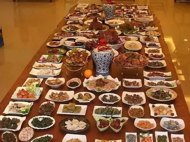 Vì sao hoàng đế thời xưa ăn uống thịnh soạn nhưng hiếm khi béo?