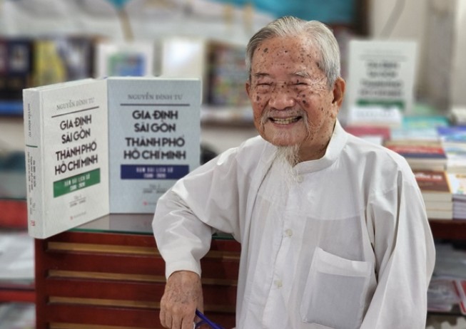 Chân dung cụ ông đặt gần 1.000 tên đường ở TP Hồ Chí Minh: 95 tuổi học vi tính, hơn trăm tuổi đi Metro