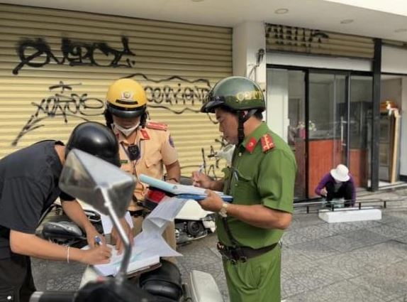 Xe máy gắn 1 gương chiếu hậu sẽ bị CSGT phạt 10 triệu đồng, có đúng không?