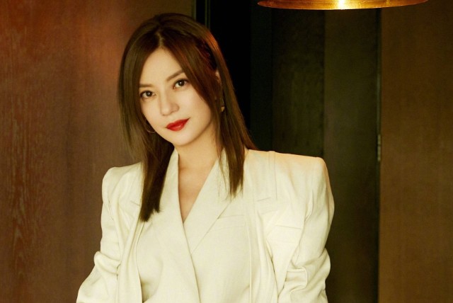 Triệu Vy còn gì sau cú "gãy cánh" bí ẩn nhất lịch sử showbiz Hoa ngữ?