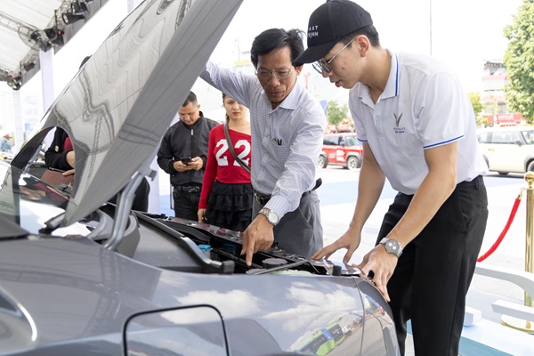 VinFast chiều khách hết nấc: Giá tốt cho người mua mới, quà cho khách cũ, bảo hành siêu dài