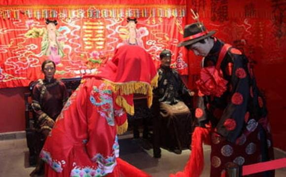 Trong thời cổ đại, tại sao phụ nữ có thể chịu đựng được việc chồng lấy vợ lẽ? Họ không biết ghen sao?