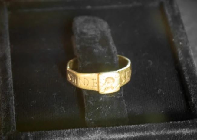 Giải mã bí ẩn gây sốc về chiếc nhẫn vàng mang lời nguyền vô cùng nghiệt ngã