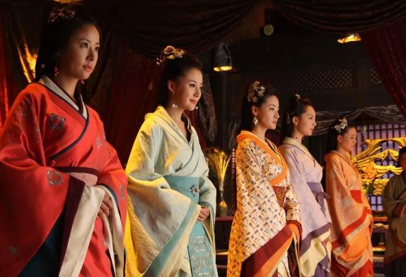 B&#xED; &#x1EA9;n nh&#x1EEF;ng ng&#x1B0;&#x1EDD;i ph&#x1EE5; n&#x1EEF; &#x111;&#x1EB7;c bi&#x1EC7;t trong T&#x1EED; C&#x1EA5;m Th&#xE0;nh: Chuy&#xEA;n gia d&#x1EA1;y d&#x1ED7; ho&#xE0;ng t&#x1EED; v&#xE0; quy&#x1EC1;n l&#x1EF1;c &#x1EA9;n gi&#x1EA5;u sau b&#x1EE9;c m&#xE0;n cung c&#x1EA5;m