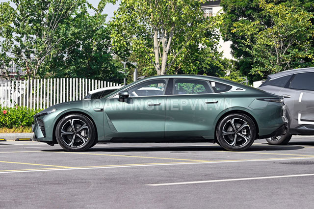 Xe sedan PHEV cùng phân khúc với Toyota Camry, trang bị tối tân, giá chưa tới 540 triệu đồng