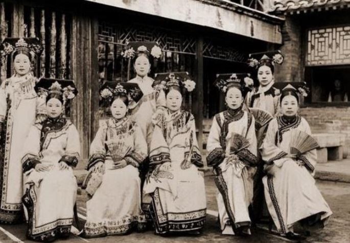 Phi tần trong hoàng cung xưa thường rất xinh đẹp, quyến rũ nhưng triều Thanh lại khác hẳn, nguyên nhân nào có điều kỳ lạ này?