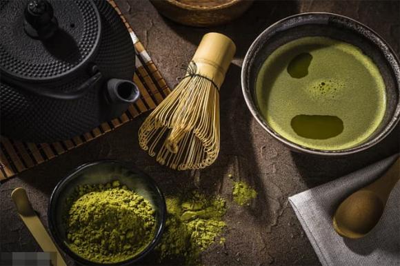 B&#x1EA1;n c&#xF3; bi&#x1EBF;t tr&#xE0; matcha b&#x1EAF;t ngu&#x1ED3;n t&#x1EEB; &#x111;&#xE2;u kh&#xF4;ng? H&#xF3;a ra l&#xE0; ph&#xE2;n c&#x1EE7;a con t&#x1EB1;m?!