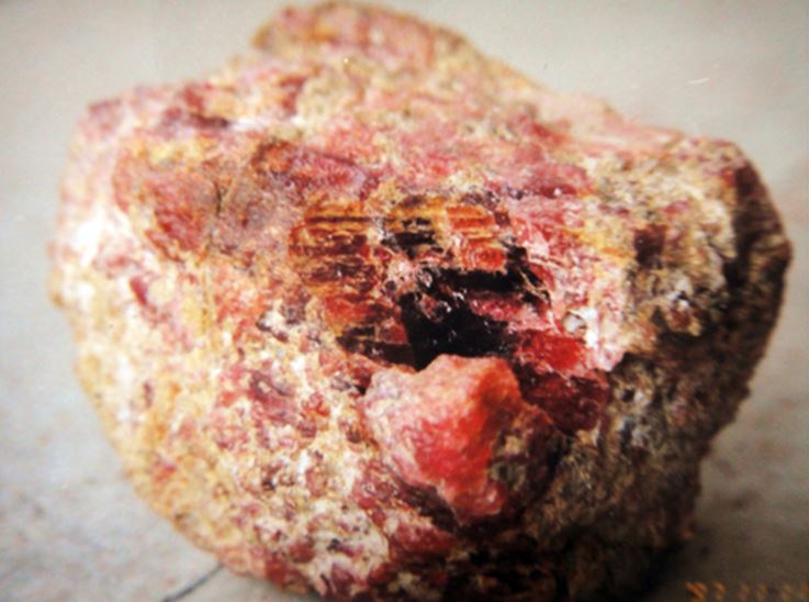 Chiêm ngưỡng viên đá quý lớn nhất Việt Nam: Nặng tới 2,16 kg, từng làm chấn động giới khoa học