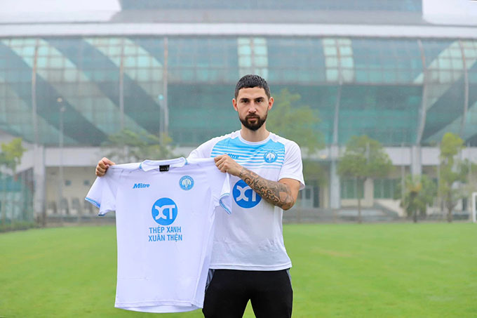 Th&#xE9;p xanh Nam &#x110;&#x1ECB;nh k&#xFD; h&#x1EE3;p &#x111;&#x1ED3;ng v&#x1EDB;i c&#x1EA7;u th&#x1EE7; Vi&#x1EC7;t ki&#x1EC1;u Ph&#xE1;p, &#x2018;treo&#x2019; Hendrio &#x111;&#x1EBF;n h&#x1EBF;t V.League m&#xF9;a n&#xE0;y