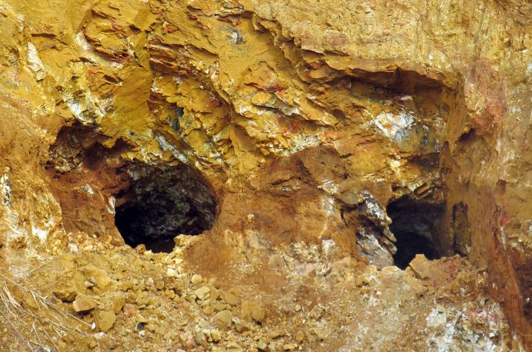 Đây là địa phương có 2 mỏ vàng lớn nhất Việt Nam với trữ lượng hàng chục tấn