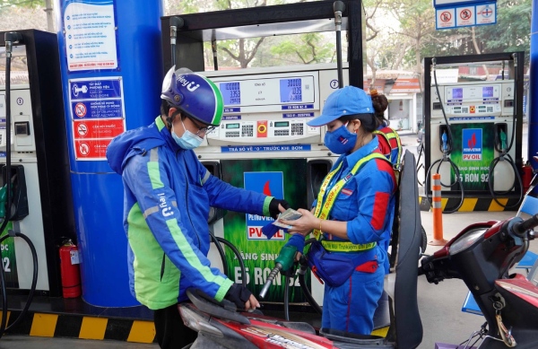 Giá xăng giảm lần thứ 3 liên tiếp, RON 92 xuống sát 19.600 đồng/lít