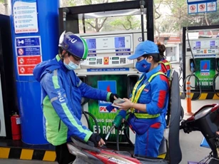 Giá xăng giảm lần thứ 3 liên tiếp, RON 92 xuống sát 19.600 đồng/lít