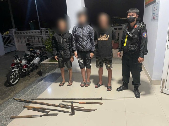 Cảnh sát nổ súng trấn áp nhóm thanh thiếu niên mang hung khí nguy hiểm