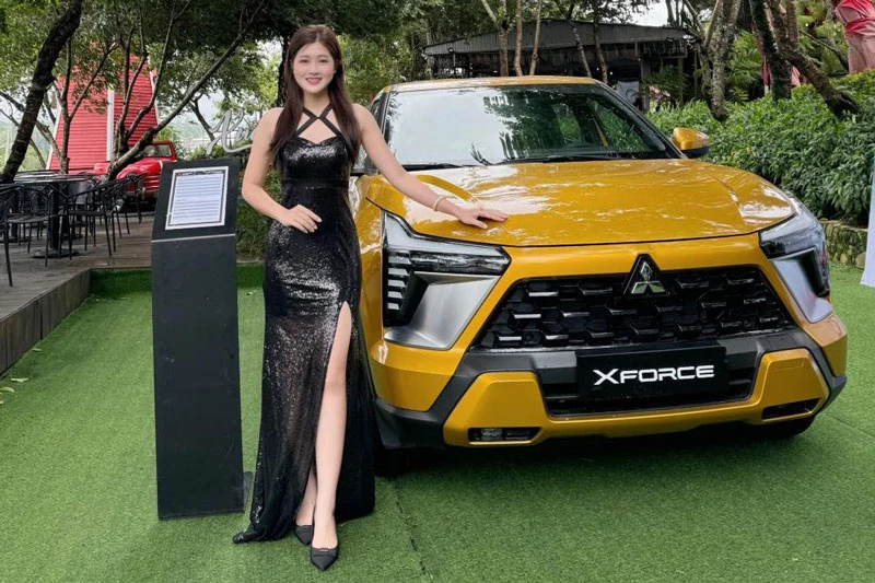 Người đẹp và xe Mitsubishi Xforce.