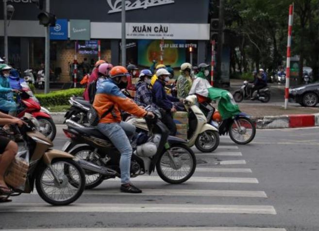 Mức phạt mới nhất đối với xe máy đè vạch dừng đèn đỏ: Cao nhất bao nhiêu tiền?