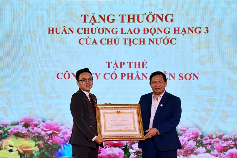 Ông K'Mák - Phó Chủ tịch HĐND tỉnh Lâm Đồng, trao Huân chương lao động Hạng 3 cho Công ty cổ phần Viên Sơn