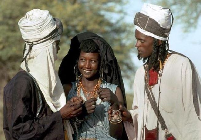 Kỳ lạ bộ tộc đàn ông mới là phái đẹp, phụ nữ có thể bỏ chồng nếu tìm được người thích hợp hơn