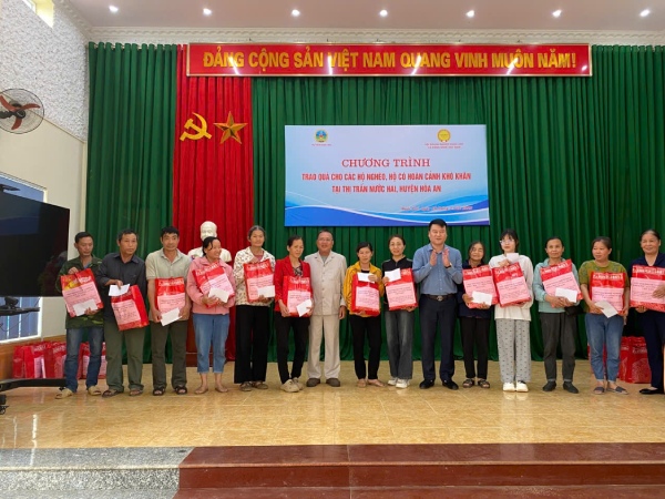 Chủ tịch VST trao quà cho các gia đình khó khăn tại huyện Hoà An - Cao Bằng