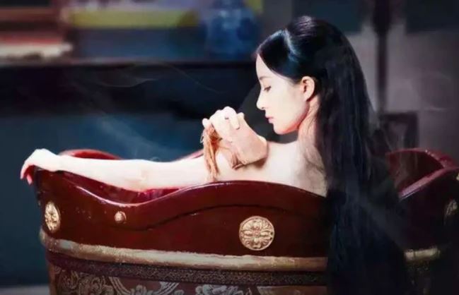 Phụ nữ thời xưa tắm gội như thế nào? Vì không có sữa tắm nên họ sẽ dùng gì để làm sạch cơ thể?