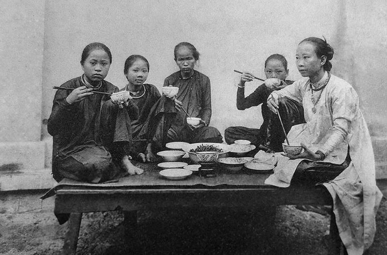 Giải mã lời dạy của người xưa: 'Ăn tránh ba, đũa tránh năm, tiệc tránh sáu'