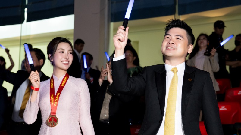 Hoa hậu Đỗ Mỹ Linh rạng rỡ bên gia đình chồng tại sự kiện