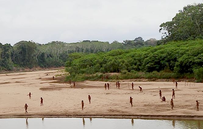 Video cực hiếm về bộ lạc biệt lập lớn nhất thế giới, bắn tên chống lại người bên ngoài xâm phạm