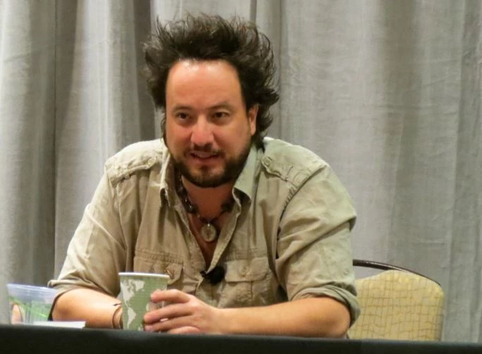 Nhà sản xuất và nhân vật truyền hình người Thụy Sĩ, Giorgio A. Tsoukalos.