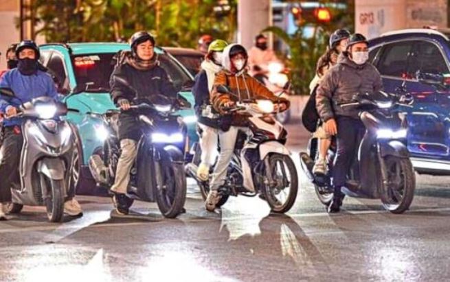 Mức xử phạt xe máy bật đèn chiếu xa gây chói mắt người đi bộ