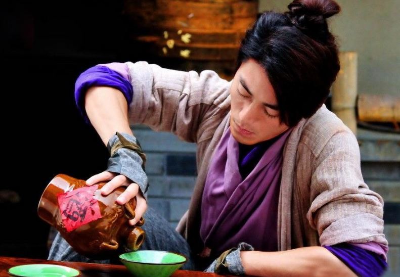 Bí ẩn thói quen thích uống rượu nóng của người xưa, liệu rượu được hâm nóng có ngon hơn không? 