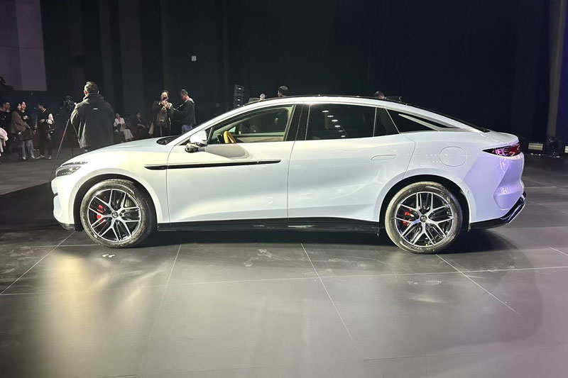 Xe sedan dài hơn 5 mét, công suất 1.086 mã lực, giá ngang Toyota Camry