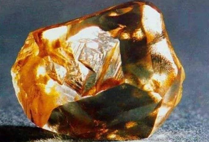 Đi làm đồng, cô thôn nữ bỗng đào được kim cương 'khủng' quý hiếm ngay trên mảnh ruộng nhà mình: Sốc hơn với quyết định của cô sau đó