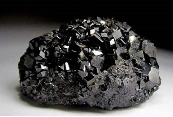 Tình cờ đào được viên đá có hình thù kỳ lạ, người đàn ông 'sốc' nặng khi nó được trả gần trăm tỷ đồng