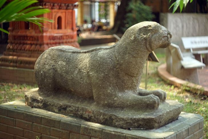 Vì sao người xưa đặt hổ đá trước lăng mộ, còn sư tử đá trước cổng?