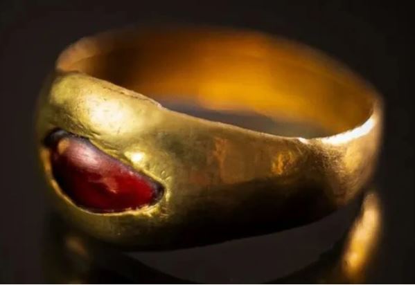 Đang sàng đất tại di tích khảo cổ, người phụ nữ tìm thấy báu vật 2.300 năm tuổi