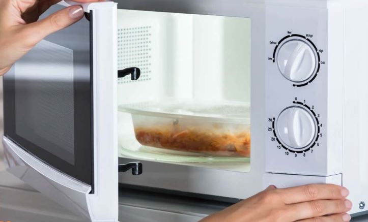 Bí quyết vệ sinh lò vi sóng sạch bong, không còn dầu mỡ chỉ với nguyên liệu đơn giản!