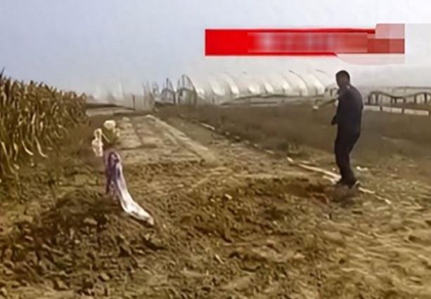 V&#x1EE3; v&#x1EEB;a m&#x1EA5;t bu&#x1ED5;i s&#xE1;ng ch&#x1ED3;ng &#x111;&#xE3; v&#x1ED9;i ch&#xF4;n c&#x1EA5;t v&#xE0;o bu&#x1ED5;i chi&#x1EC1;u: 2 ng&#xE0;y sau d&#x1B0;&#x1EDB;i ng&#xF4;i m&#x1ED9; ph&#xE1;t ra ti&#x1EBF;ng chu&#xF4;ng khi&#x1EBF;n d&#xE2;n l&#xE0;ng s&#x1EE3; h&#xE3;i, b&#xED; m&#x1EAD;t &#x27;&#x111;&#x1ED9;ng tr&#x1EDD;i&#x27; sau &#x111;&#xF3; c&#x169;ng &#x111;&#x1B0;&#x1EE3;c ph&#x1A1;i b&#xE0;y