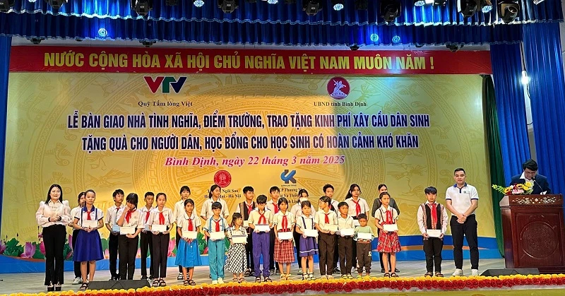 Trao học bổng cho các em học sinh.